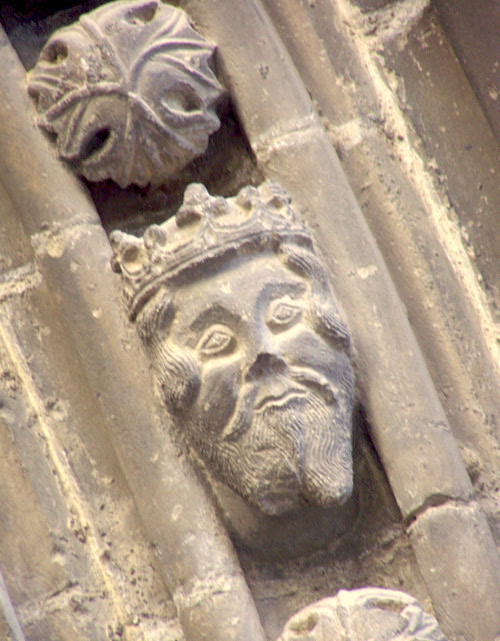Caras en las arquivoltas de la Puerta de los Carpinteros