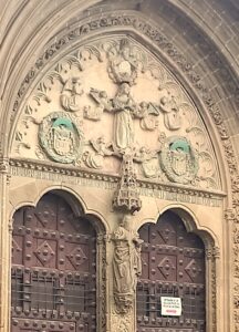Tímpano de la iglesia de San Pablo con los escudos de Alonso Suárez de la Fuente del Sauce