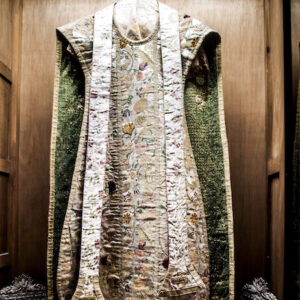 Casulla que perteneció a San Juan de la Cruz en la Sacristía conventual