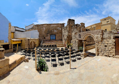 Interior de la plazuela de la judería con diferentes objetos históricos