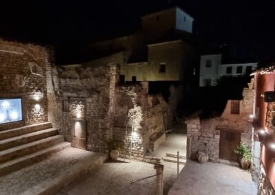 Panorámica lateral de la plazuela de la judería de noche