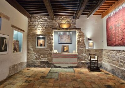 plazuela de la judería interior con diferentes objetos históricos